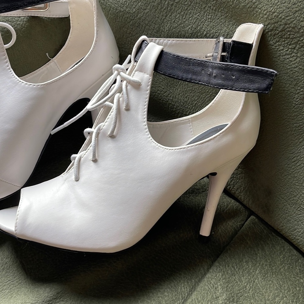 Women’s white with black strap brand new Qupid shoes.